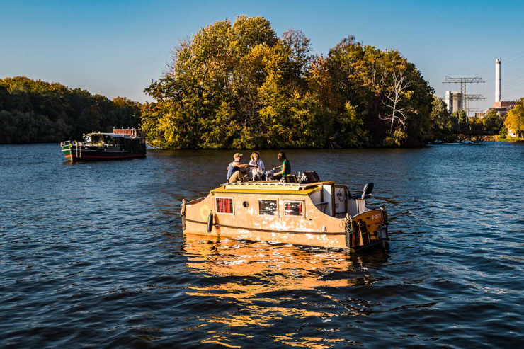 Hausboot Wasserkutsche mieten in Berlin auf der Spree