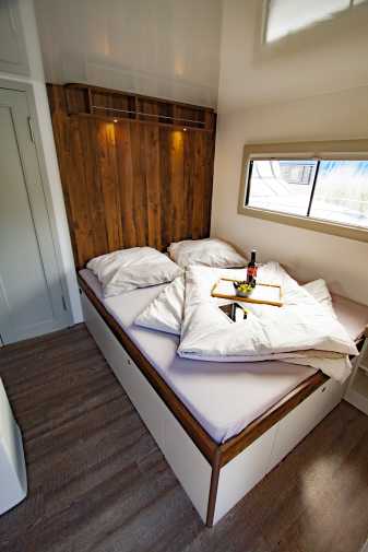 The bed of the Flexmobil 10.0 houseboat in Berlin