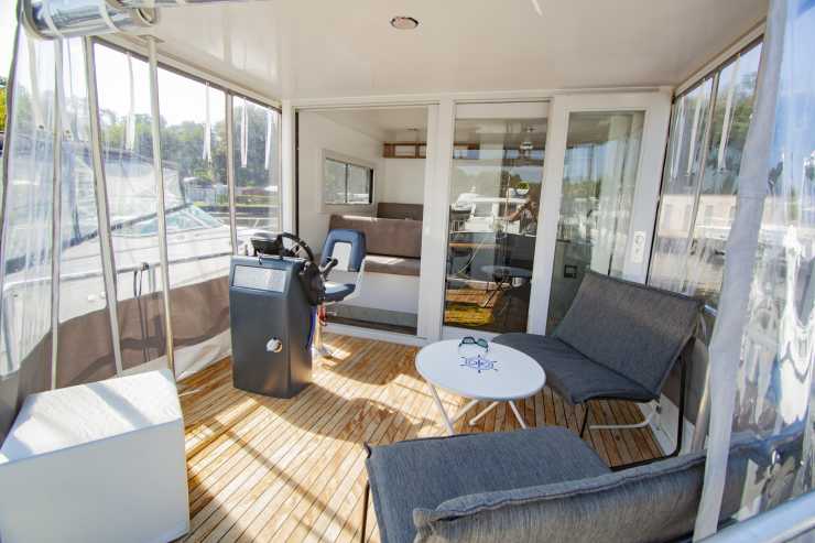 The terrace with the steering position on the houseboat