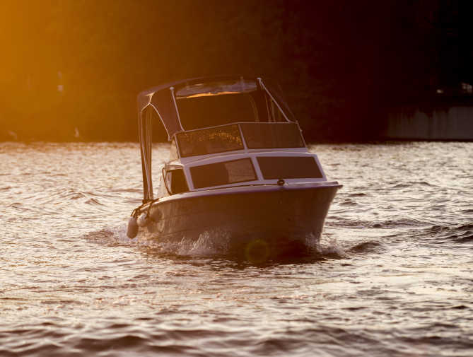 Mietboot Sunny von Berlin Bootsverleih im Sonnenuntergang