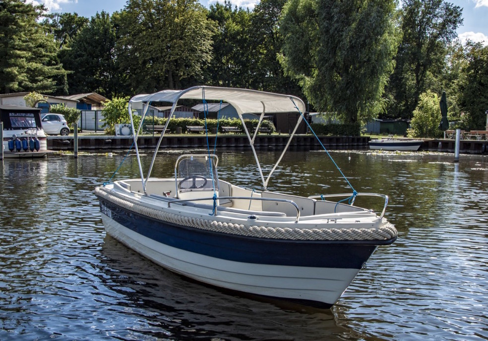 Rent Motorboat Mystrali in Berlin