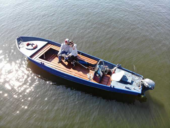 Shuttleboot Baboon auf der Havel mit 2 Personen an Bord
