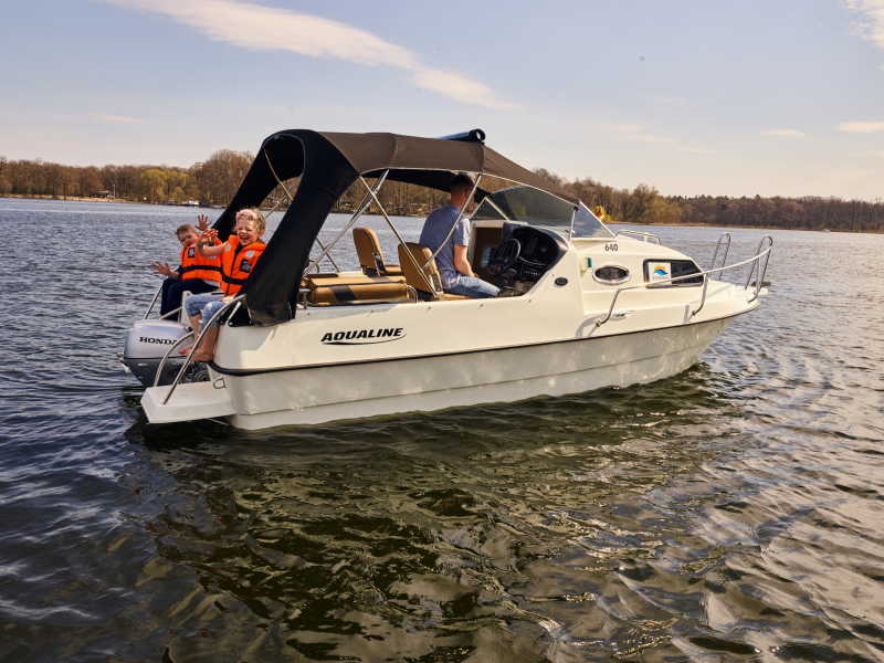 Rent motorboat Deria for great day trips with family and friends