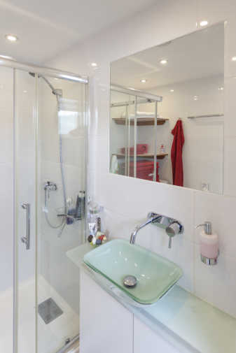 Badezimmer mit Dusche und Waschbecken auf dem Hausboot Jaxs