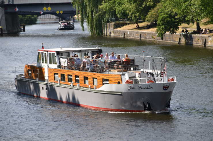 Das Eventschiff John Franklin bietet einen schwimmenden Konferenzraum samt Ausstattung auf der Spree