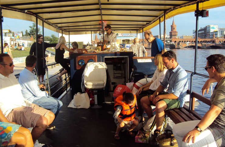 Innenbereich des Bootes Hopper auf einer Bootstour durch Berlin mit Gästen an Bord