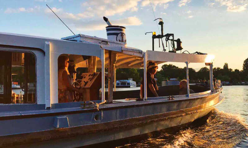 Partyboot Mieze von Berlin Bootsverleih auf einer Bootstour in den Sonnenuntergang