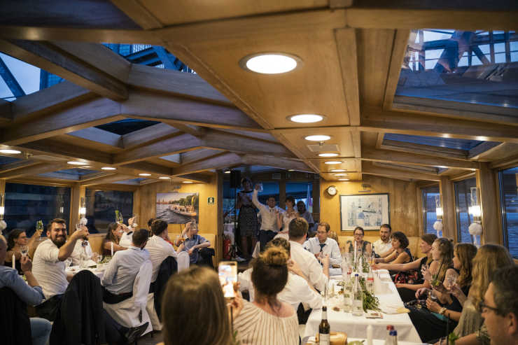 Hochzeitsdinner mit Gästen und Brautpaar auf dem Schiff Philippa