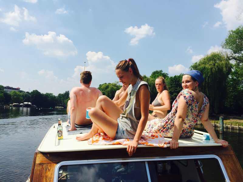 Guests on the sun deck of the Tortuga in Berlin's Urbanhafen