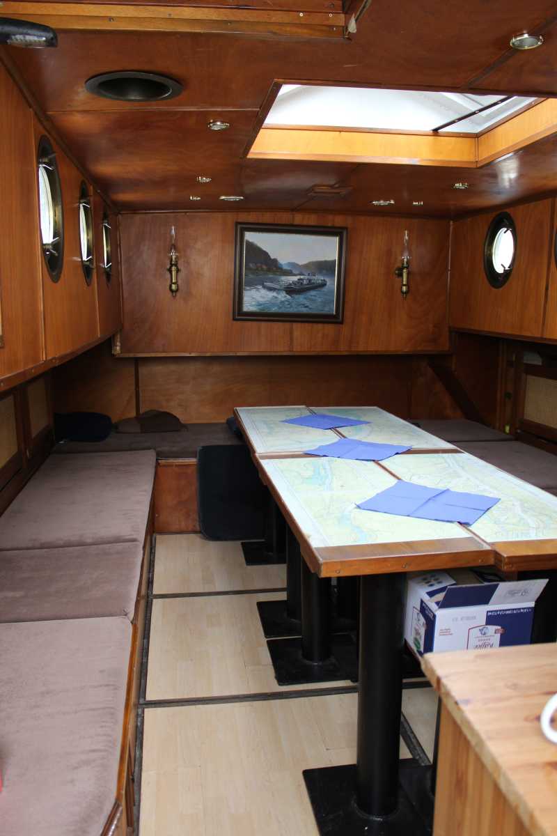 Salon of the charter ship Anna in wood look