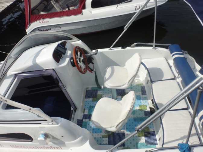 Sitzbereich und Steuerstand auf dem Motorboot Margot am Müggelsee