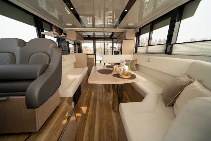 Nice interior on the houseboat Seamaster 45
