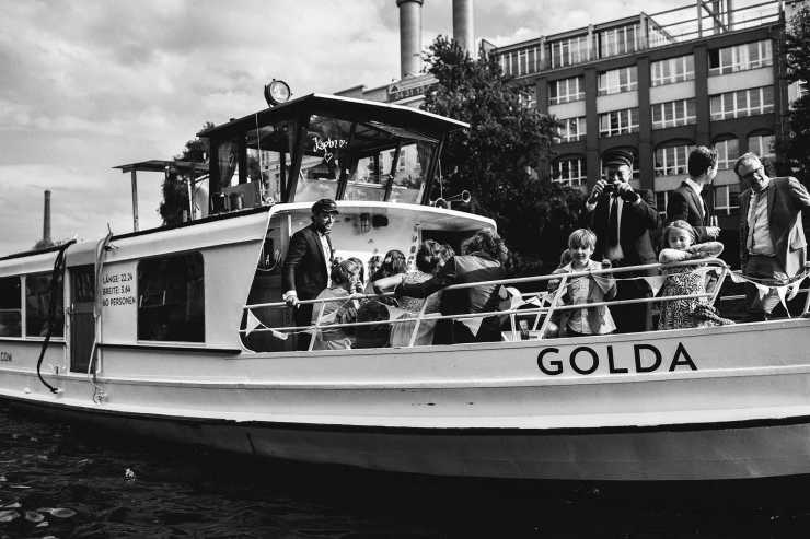Schwarz-Weiß-Aufnahme des Schiffes Golda von Berlin Bootsverleih