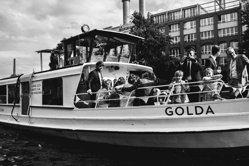 Schwarz-Weiß-Aufnahme des Schiffes Golda von Berlin Bootsverleih