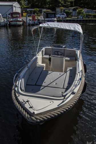 Excursion boat Mystrali with a cozy sunbathing area on a lake in Berlin