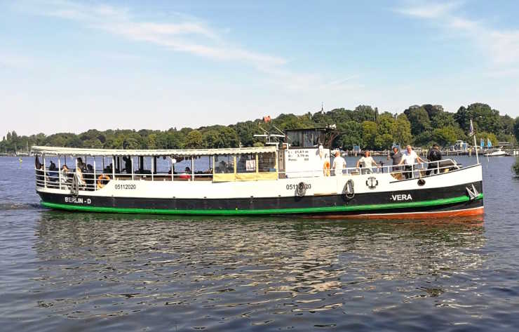 Partyschiff Vera mit großem Sonnendeck am Bug auf einer Bootstour durch Berlin