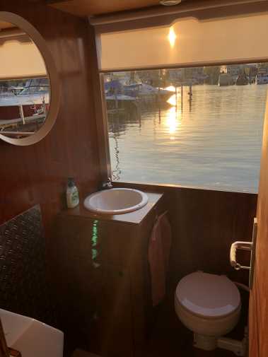 Edles WC Holzoptik mit Toilette, Waschbecken und Pissoir im Floß Beluga von Berlin Bootsverleih