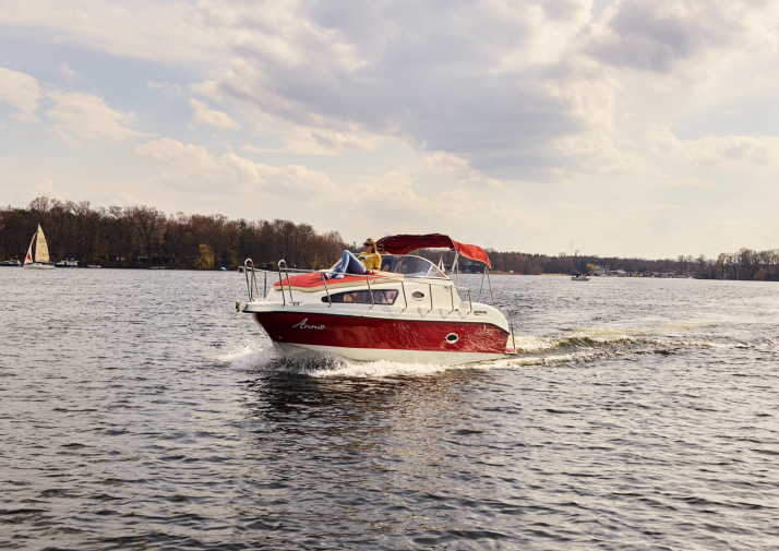 Sporty yacht Anna for boat tours in Berlin Spandau and Tegel