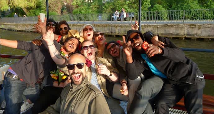 Feiernde Gäste eines JGA auf dem Partyboot Hopper in Berlin