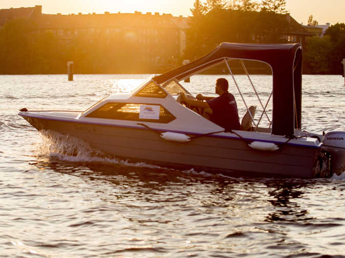 Backbordansicht des Motorboot Sunny bei niedriger Sonne