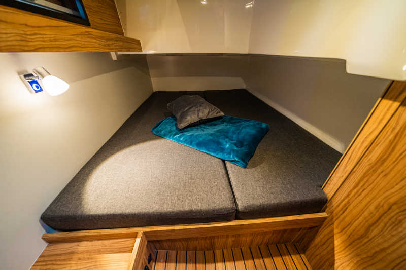 Komfortables Schlafzimmer mit Schrank