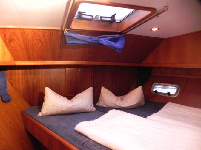Kabine mit Doppelbett des Hausbootes Carlotta