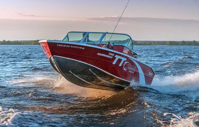 Das Motorboot UMS 500 TT eignet sich sowohl für Angelausflüge als auch für Wakeboarding