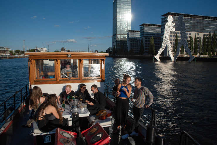 Party ship Johanna in front of the Molecule Men