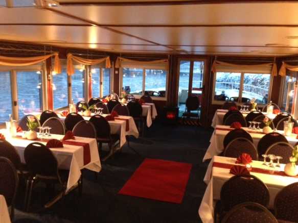 Salon mit Tischen und Stühlen auf dem Schiff Europa