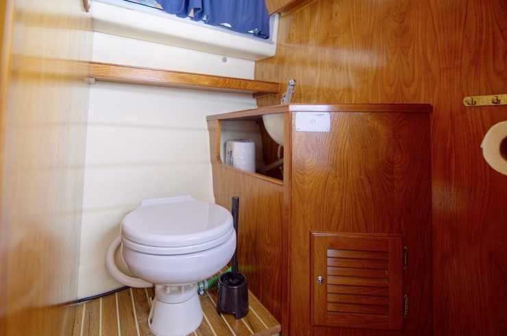 Toilet and sink on the Moin houseboat