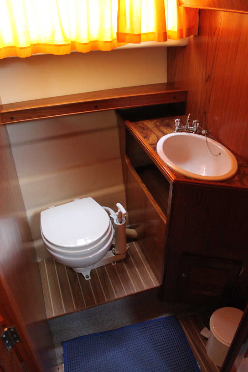 WC und Waschbecken auf dem Hausboot Moin