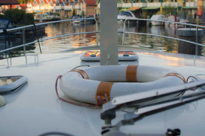 Vorschiff mit Mast und Rettungsring auf dem Hausboot Theresa