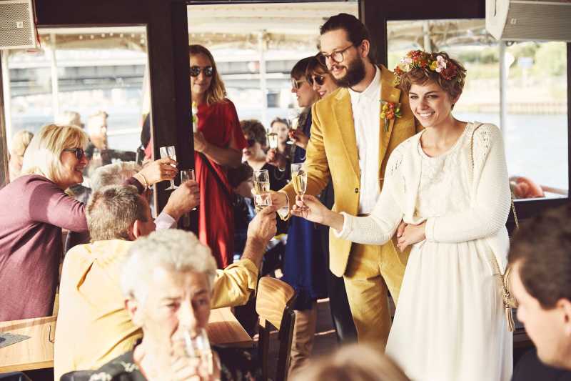 Hochzeit mit Brautpaar und Gästen auf dem Schiff Vera von Berlin Bootsverleih