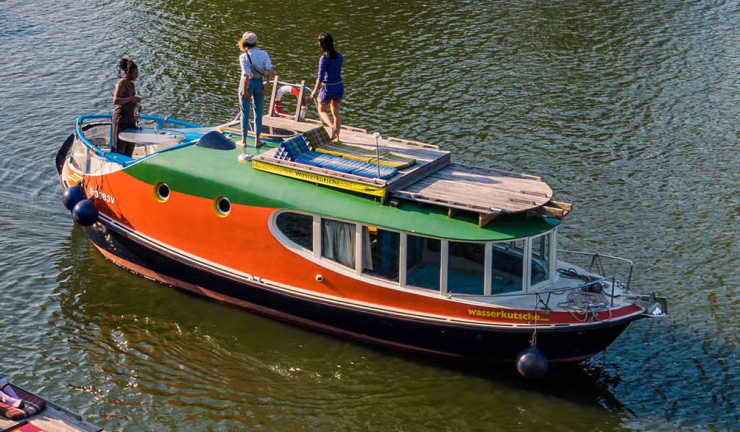 Houseboat Rossi in Berlin Kreuzberg with guests on the roof