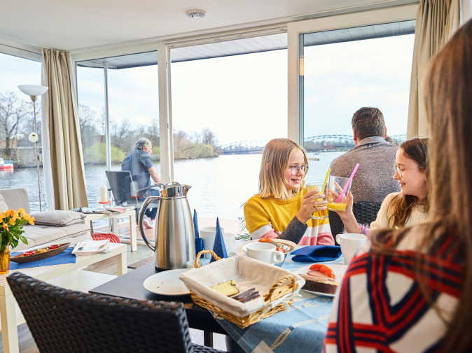 Urlaub auf dem Hausboot Loreen mit der Familie und Freunden in Berlin Spandau