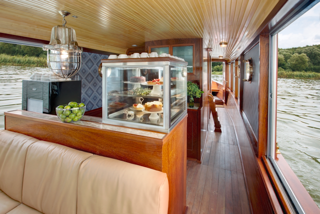 Salon mit Lounge und Küche auf dem Schiff MS Marple