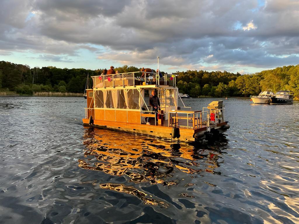 Lounge raft and grill boat for rent | Berlin boat rental