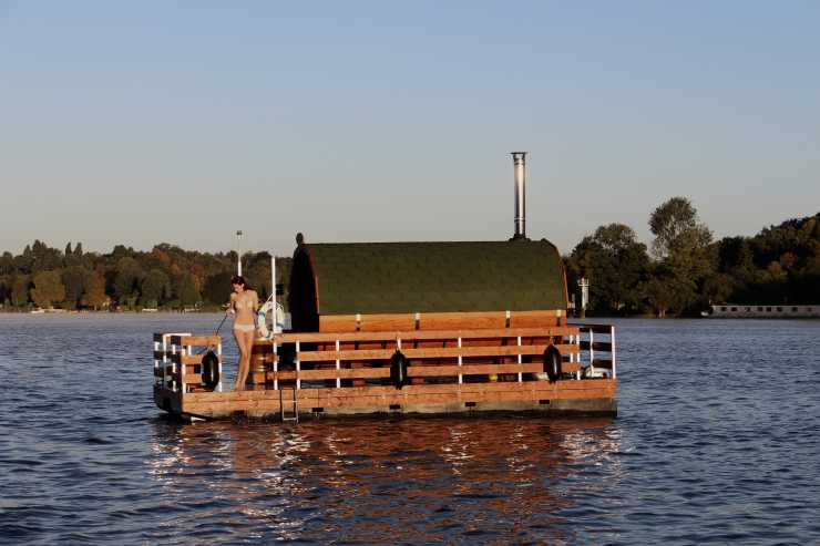 Bootstour mit dem Saunafloß auf einem See in Berlin