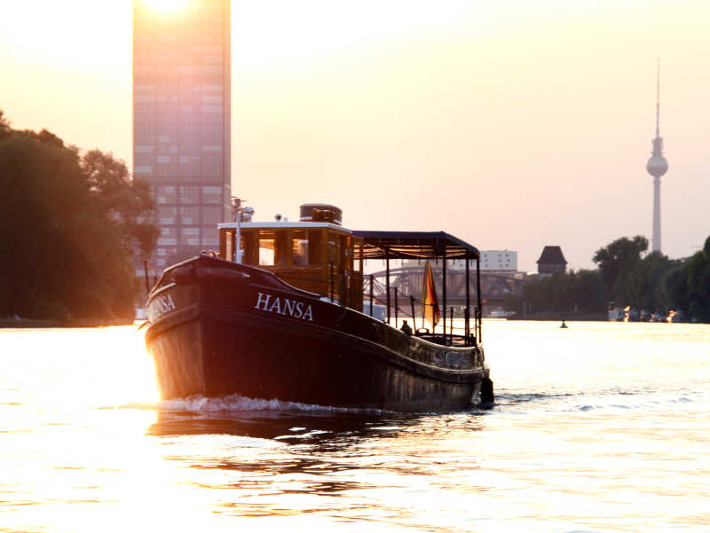 Partyboot Hansa auf einer Bootstour über die Spree mit dem Berliner Fernsehturm im Hintergrund