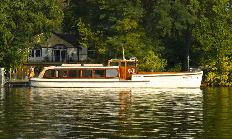 Ship Sir Peter on a boat tour through Berlin