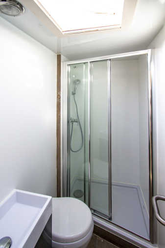 Bathroom with shower on the Berlin houseboat Flexmobil