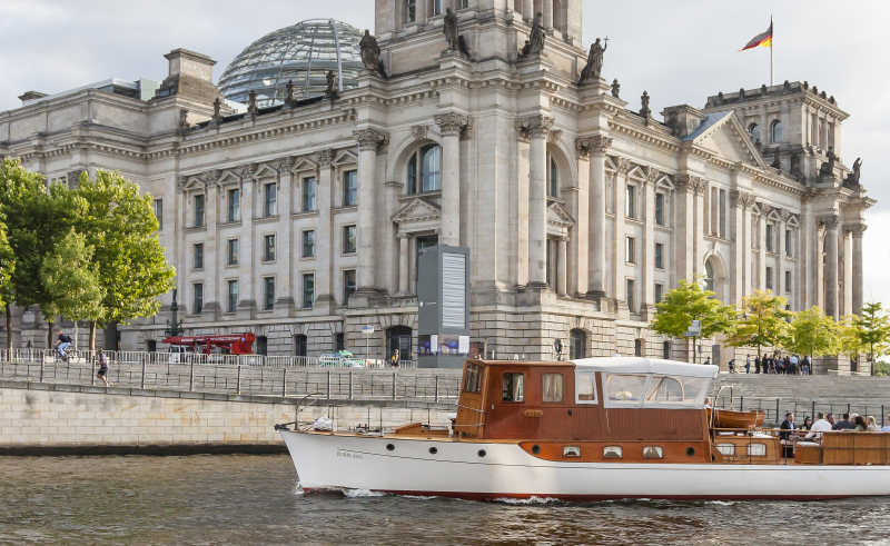 Exklusive Bootstour auf der Spree mit dem Reichstag im Hintergrund 