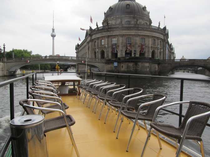 Oberdeck der Sylvia mit der Museumsinsel im Hintergrund