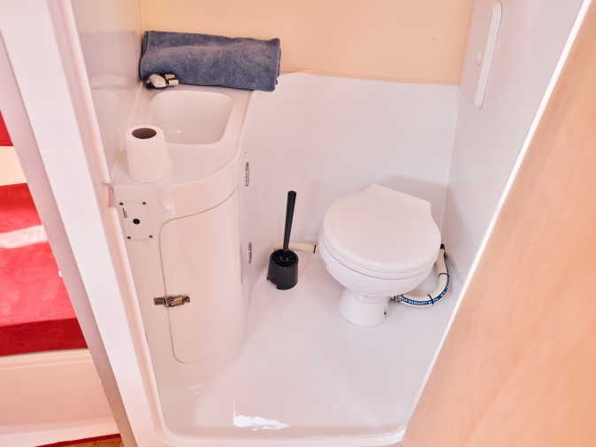 Houseboat Anna with sanitary facilities