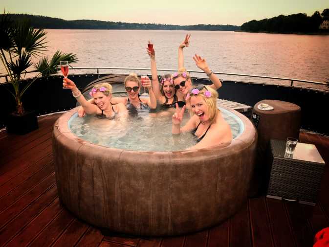 Whirlpool with 4 women celebrating on the upper deck of the party ship Jaxs in Berlin