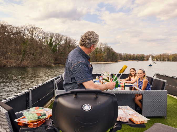 Delicious BBQ evening on the houseboat Loreen during your boat tour