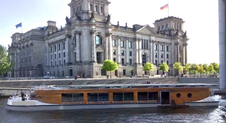 Das Seminarschiff auf Bootstour durch das Berliner Regierungsviertel