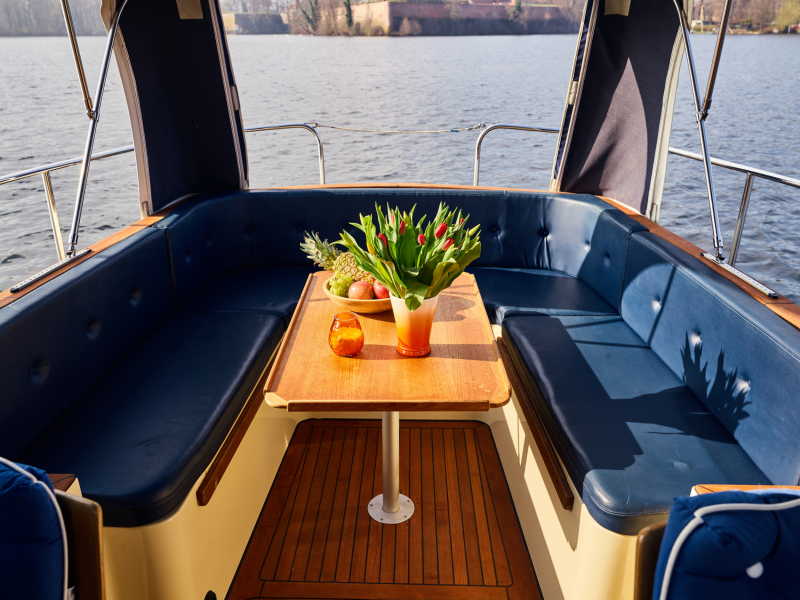 Hausboot Mona mit schönem Sitzbereich und Ausblick auf's Wasser