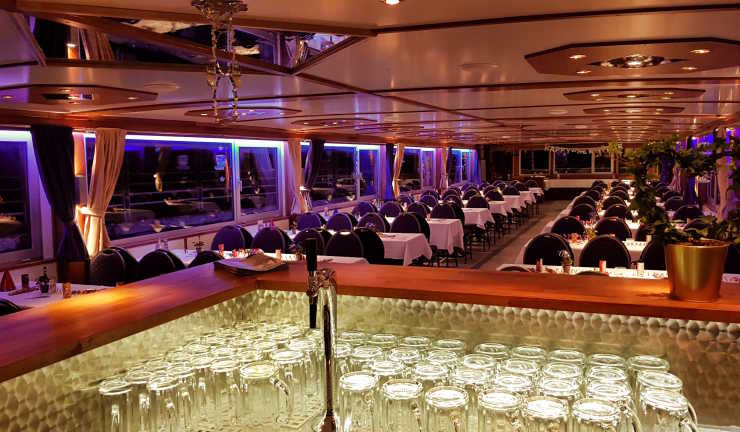 Counter and bar area in the salon of the ship Wappen von Spandau