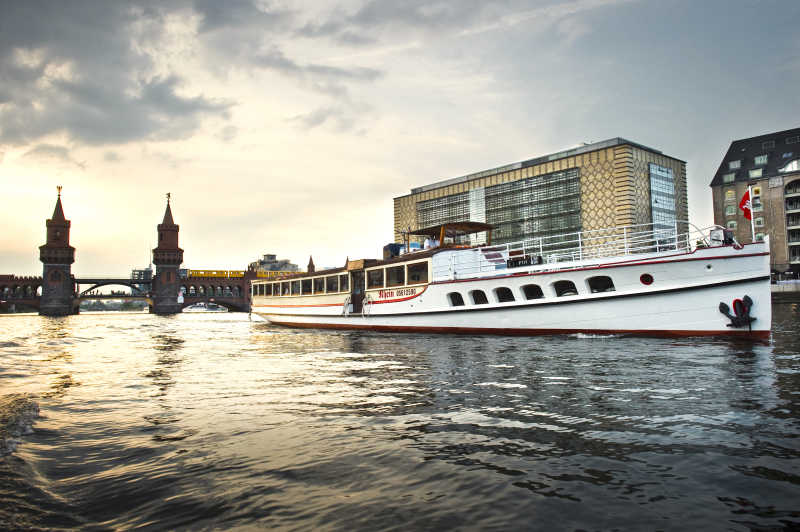 Bootstour mit der Rhein durch Friedrichshain